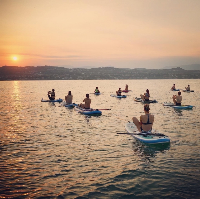practicando yoga junto al lago 