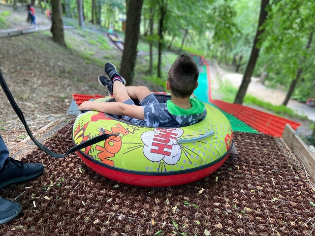 sendero del parque de aventuras