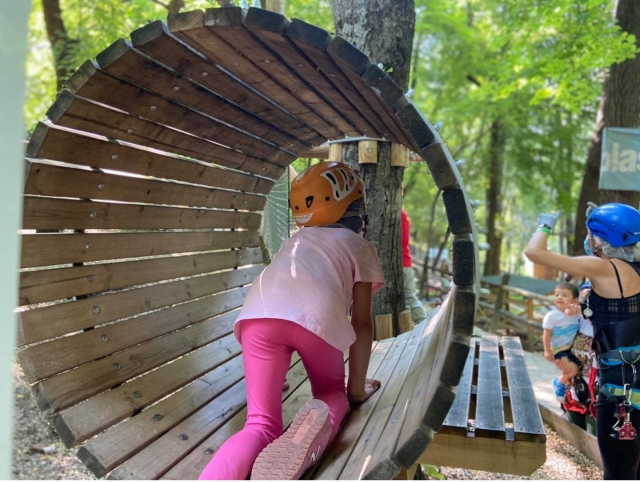 diviértele en nuestro parque de aventuras 