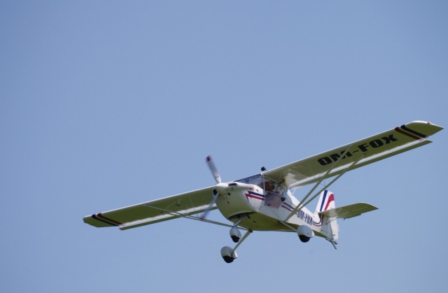  avión que sale del capó 