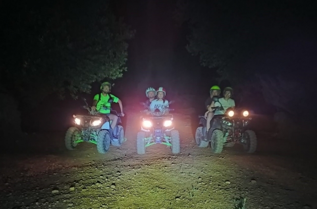  subamos a los cuatrimotos por la noche