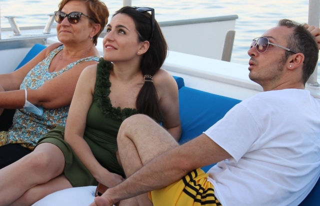 tumbado en los colchones del velero