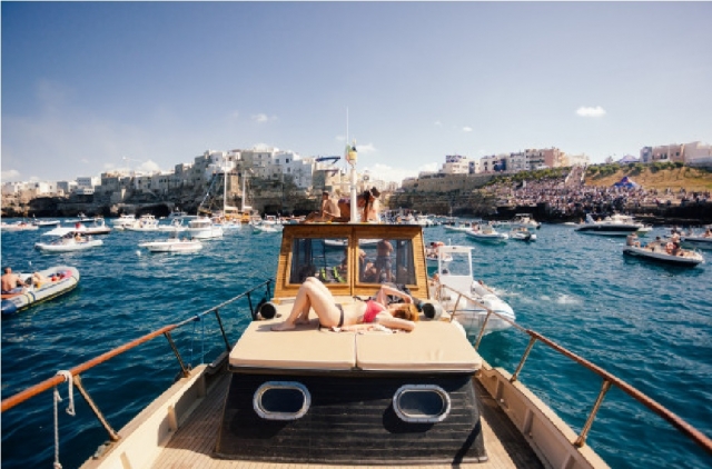  tomar el sol en un barco en Monopoli