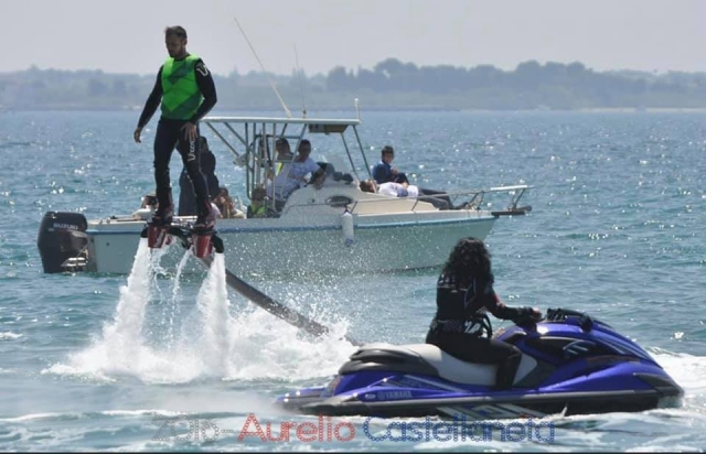  jet ski en el agua 