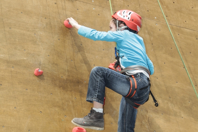  niña escalando 
