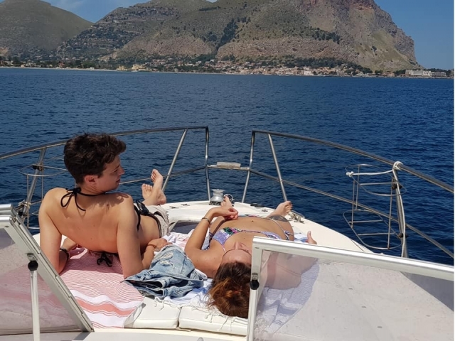 tomar el sol en el barco