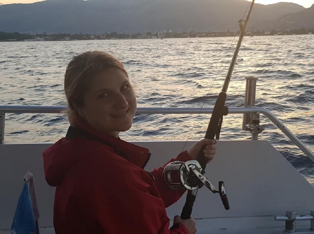  niña pescando
