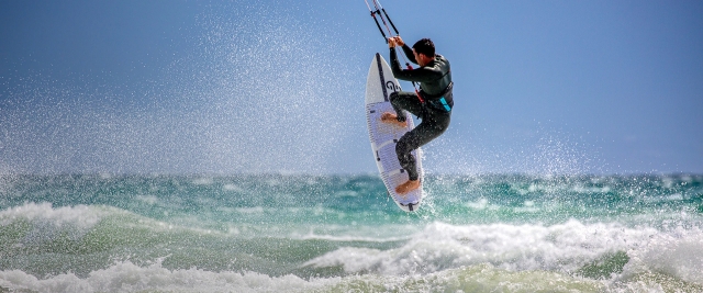  kitesurf sobre las olas 