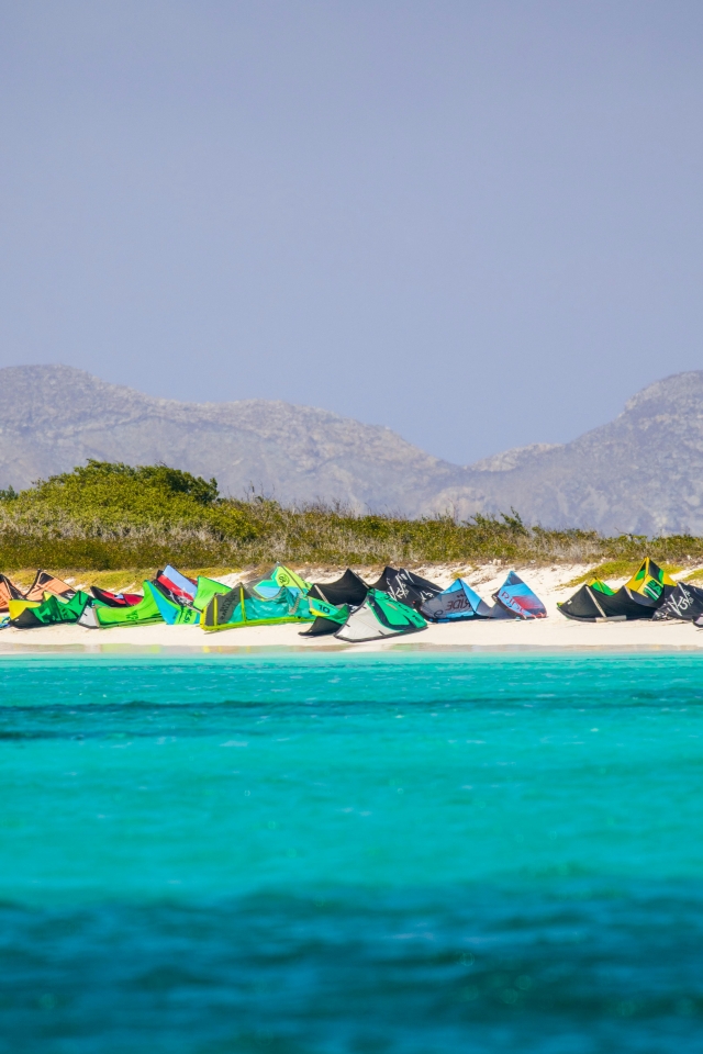 Clase privada de kitesurf en la playa de Isuledda 1h