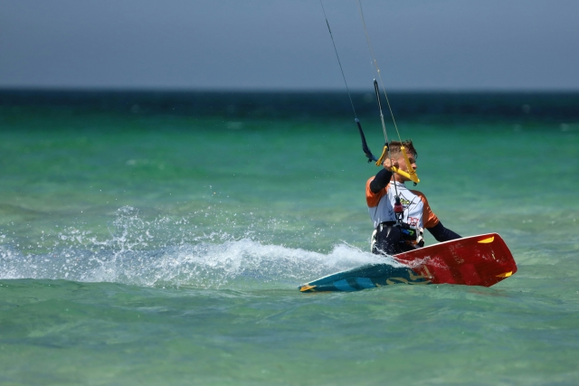 Renta de kitesurf en la playa de Isuledda 1h