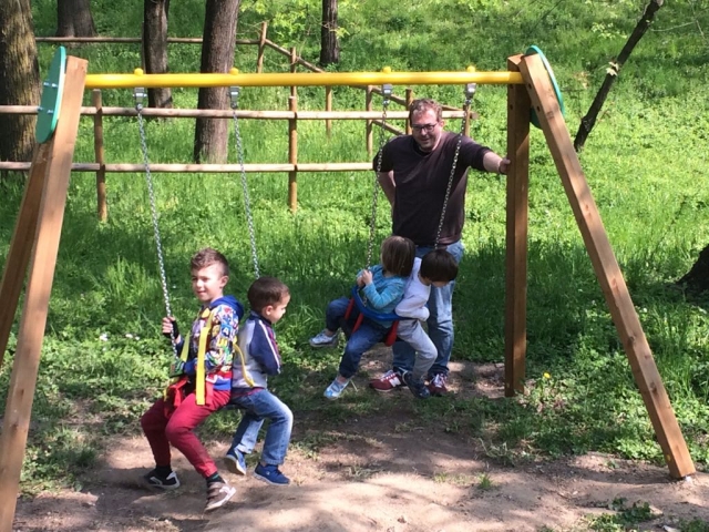 niños en columpios 