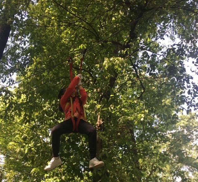 diversión en el parque de aventuras 