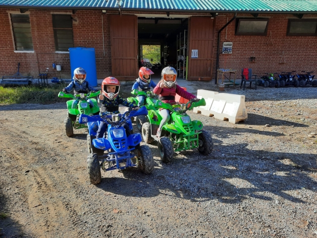  niños en mini cuatrimoto 