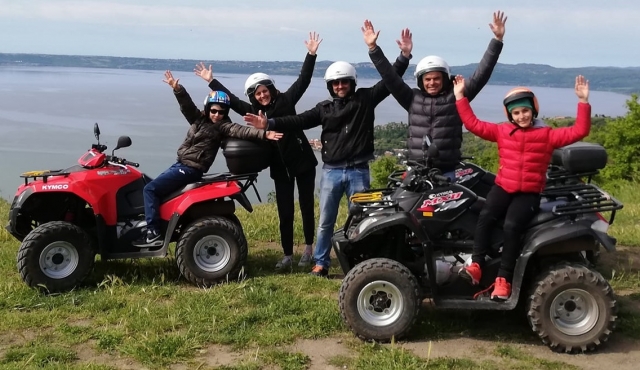 familia en cuatrimotos