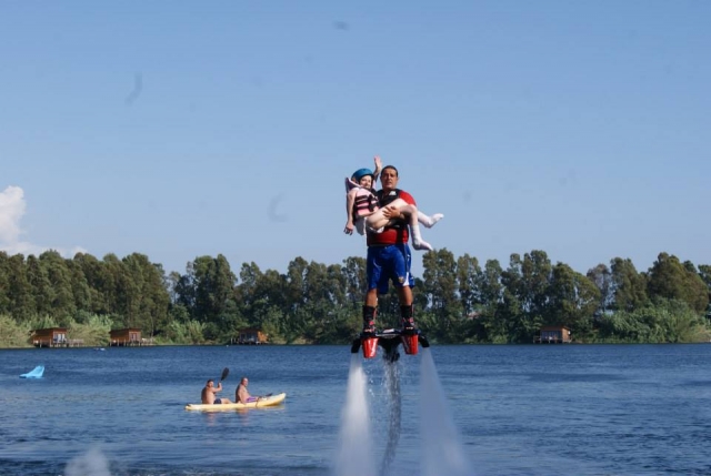  Niña e instructor en el flyboard 