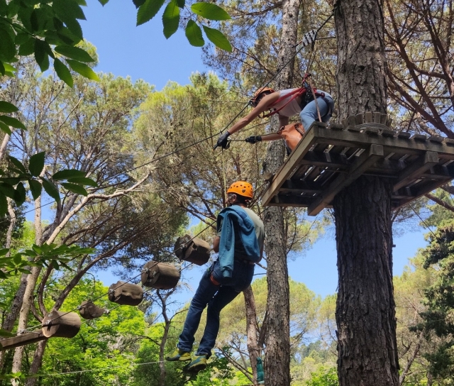  jugar en el parque de aventuras del bosque de santa maría 