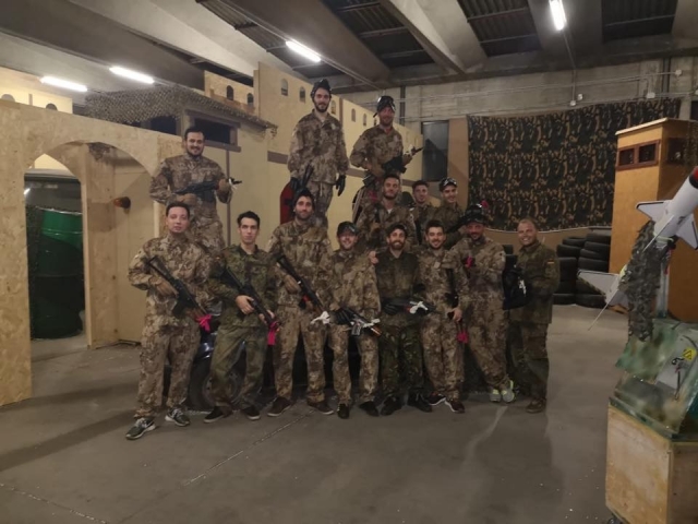  niños listos para el airsoft en Milán 