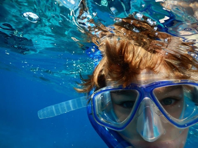  niño haciendo snorkel 