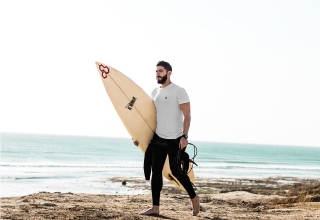 Renta de tabla de surf en Playa Cosmopolitan durante 1 hora