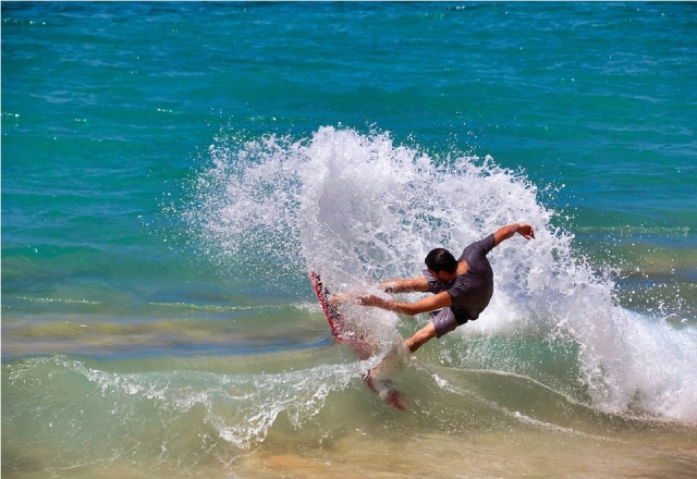  disfruta de las olas de la playa cosmopolita 