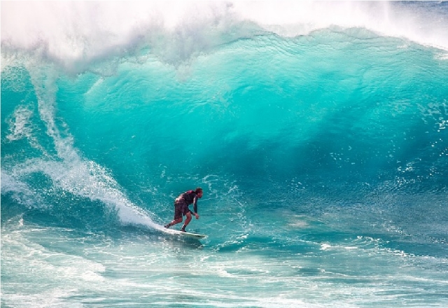  surfeando en las olas del mar de la playa cosmopolita 
