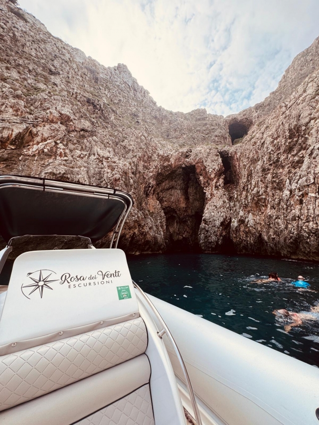  Nuestro hermoso barco entre las cueva 