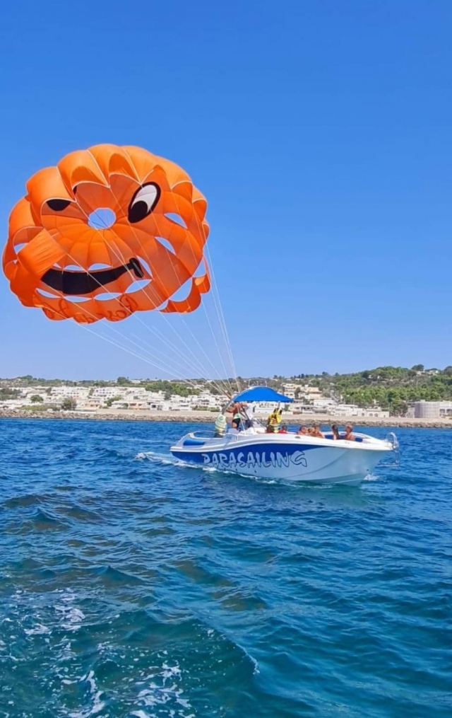  Nuestro barco para actividades de parasailing