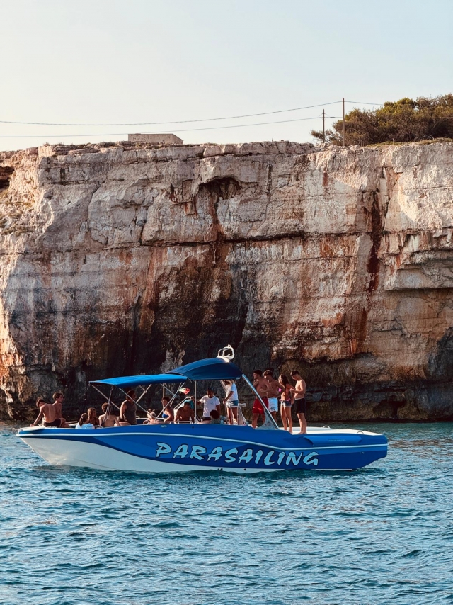 Admirando los acantilados de Salento 