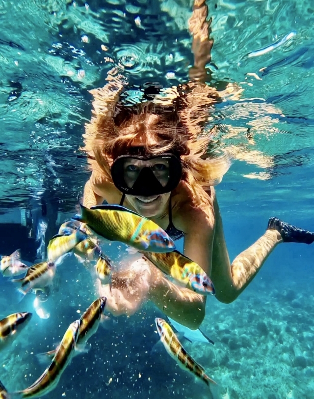  Aletas y máscara y te va explorando el fondo marino 