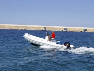 Renta de embarcación auxiliar Flamar 590 sin licencia Arbatax 9h