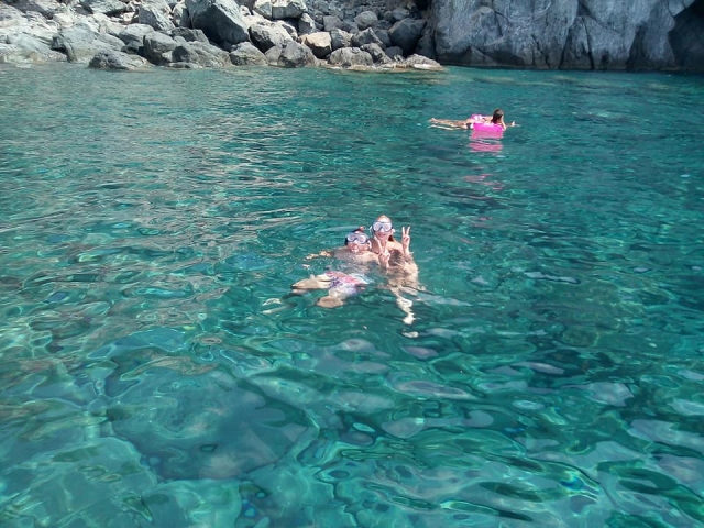  snorkel en el agua 