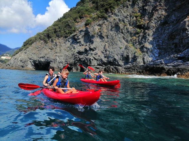 en kayak en las aguas cristalinas