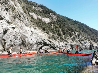 Tour en kayak y snorkel costa de Monterosso 2h