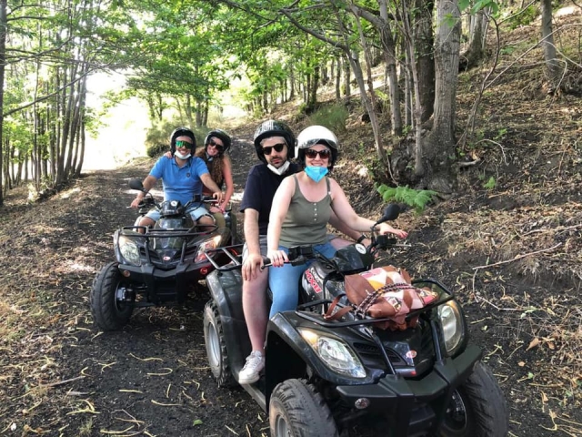 amigos en cuatrimotos