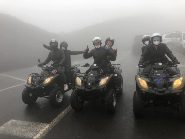 cuatrimotos en la niebla