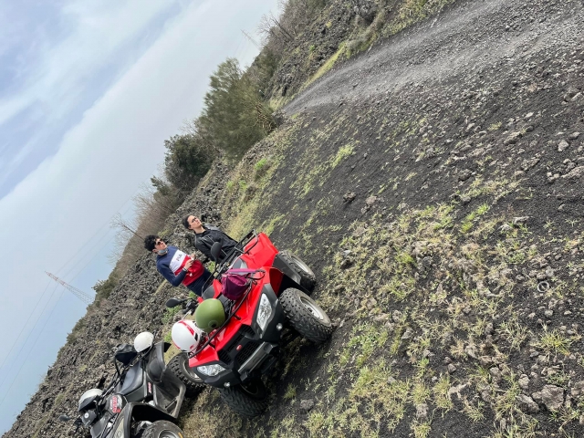 cuatrimotos en caminos de tierra