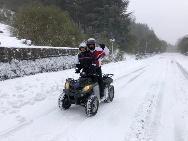  en cuatrimotos en la nieve 