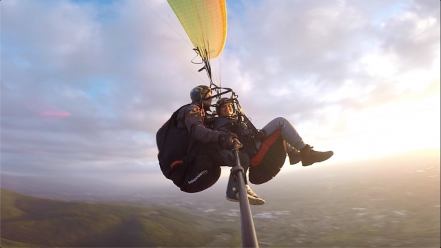  vuelo en parapenle al atardecer