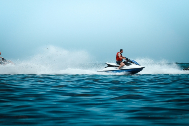 A toda velocidad en el mar azul 