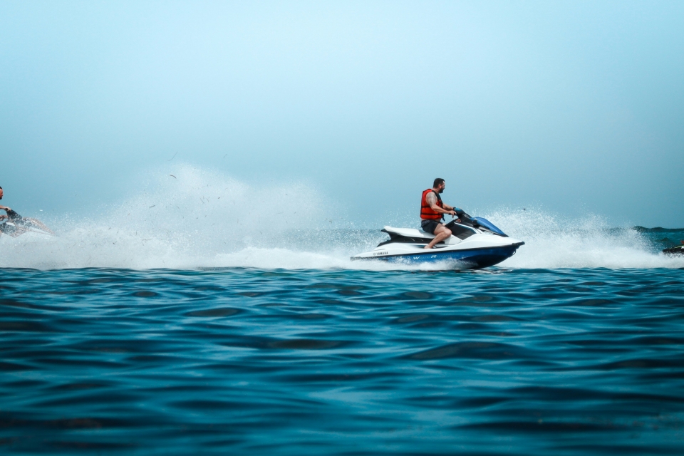 A toda velocidad en el mar azul 
