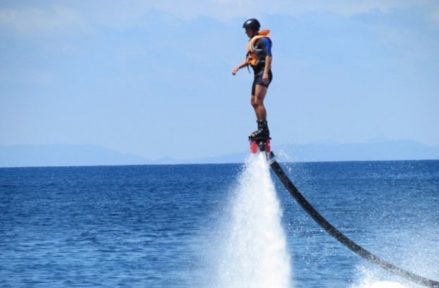  volando en el flyboard 