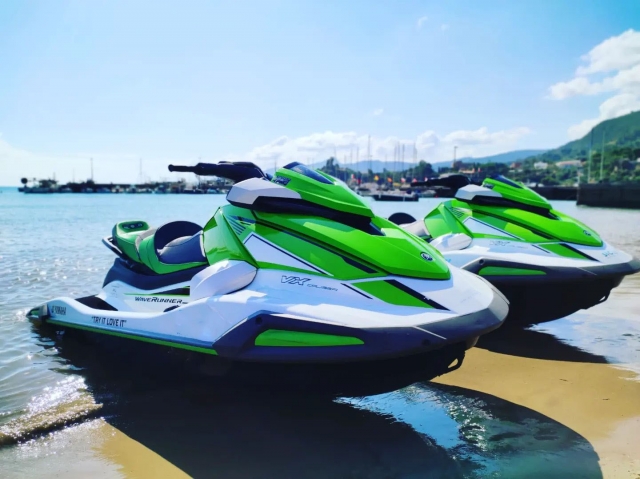  Jet skis 