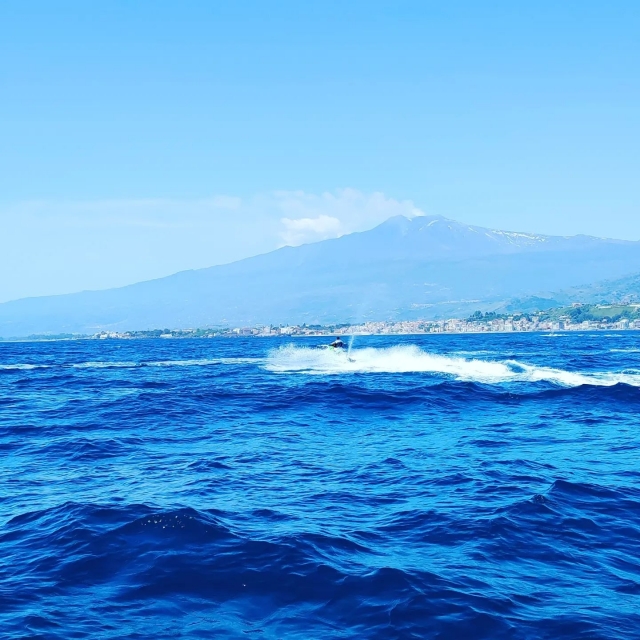  jet ski con el Etna como telón de fondo 