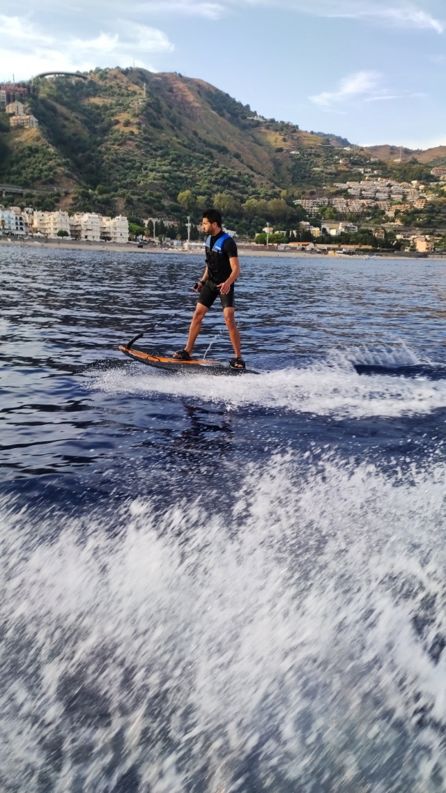  En el mar surfeando