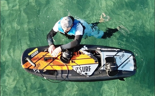jet surf en las aguas cristalinas 