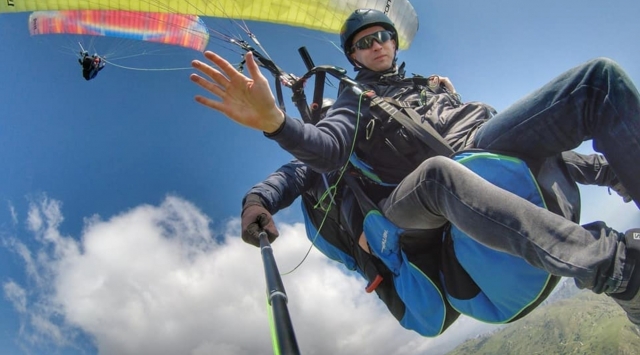 divertirse volando en parapenle 