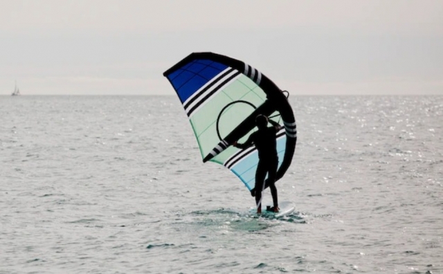  navegando en wingfoil 