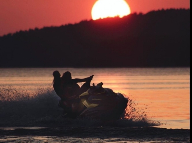  jet surf al atardecer 