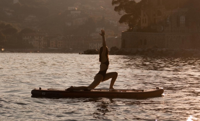 en sup al atardecer