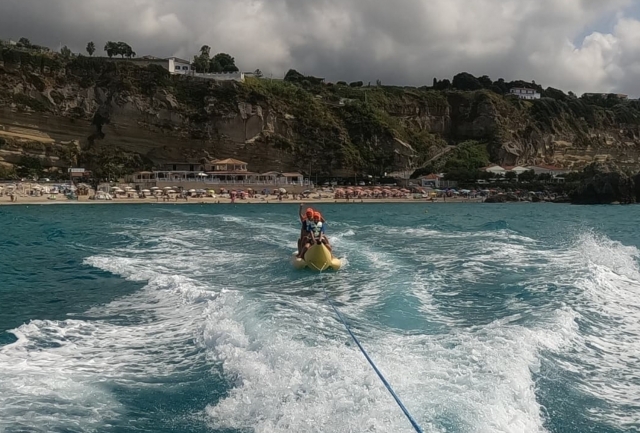  divertirse en un banana boat 